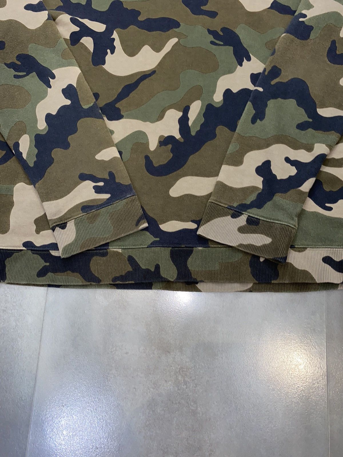 Valentino Valentino Camo All Over Printed Crewneck Size US L / EU 52-54 / 3 - 9 Thumbnail