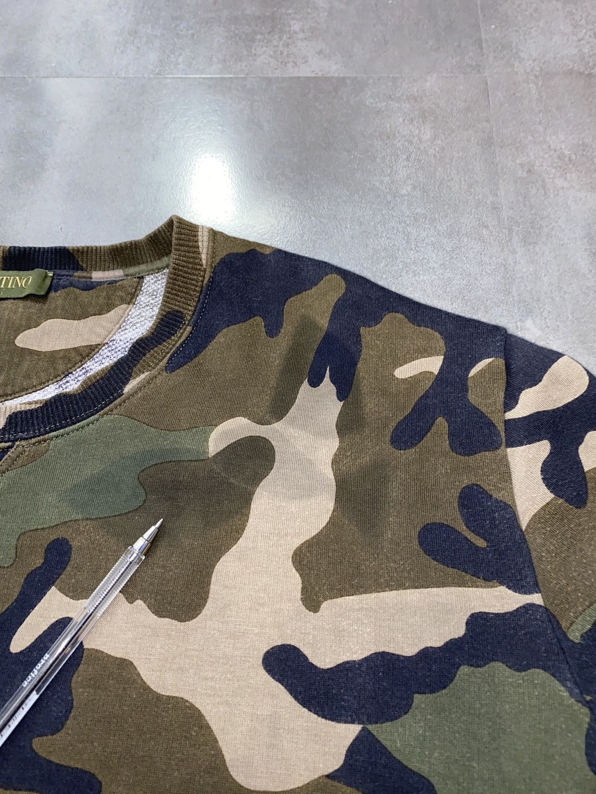 Valentino Valentino Camo All Over Printed Crewneck Size US L / EU 52-54 / 3 - 12 Thumbnail