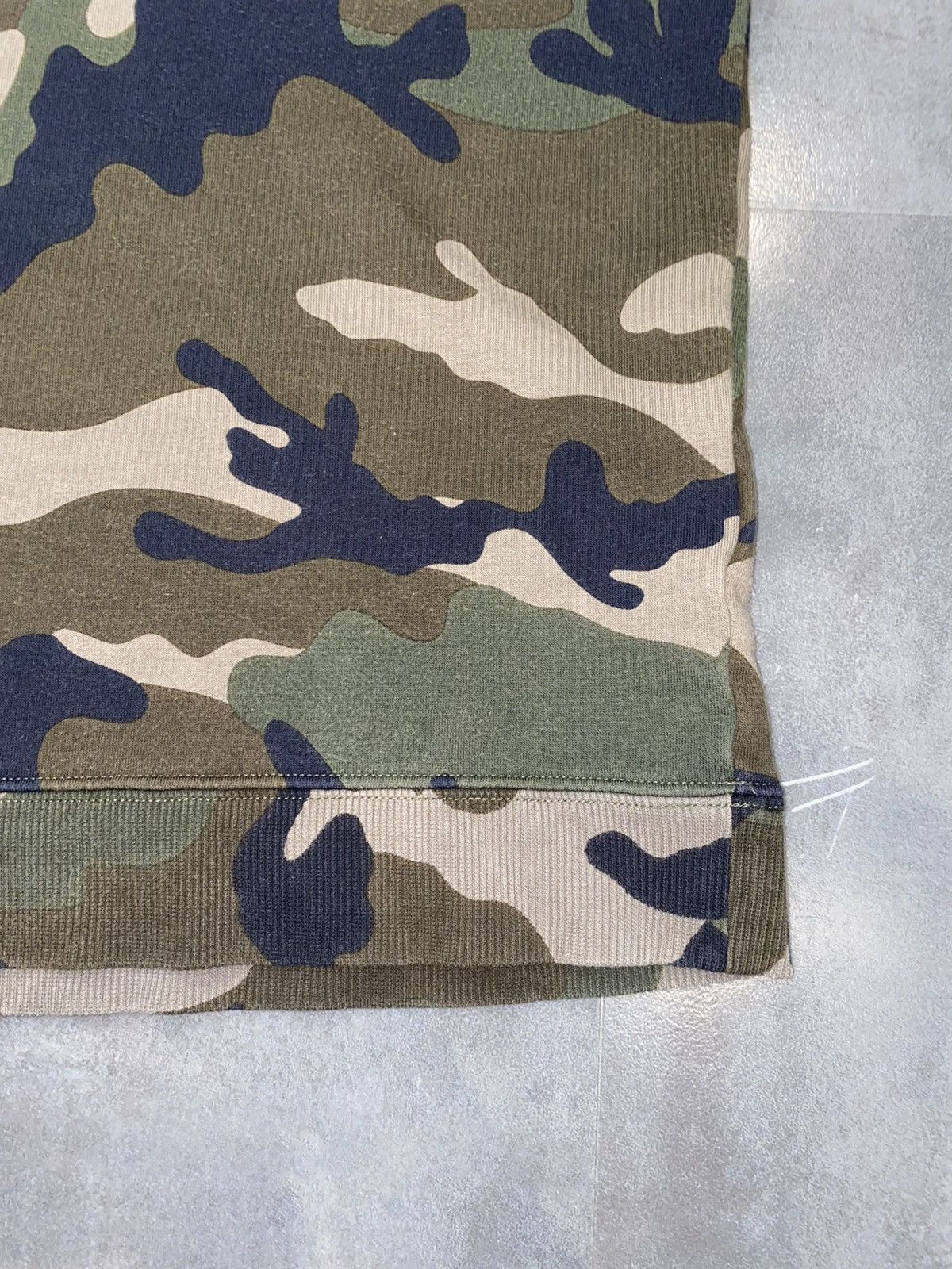 Valentino Valentino Camo All Over Printed Crewneck Size US L / EU 52-54 / 3 - 10 Thumbnail