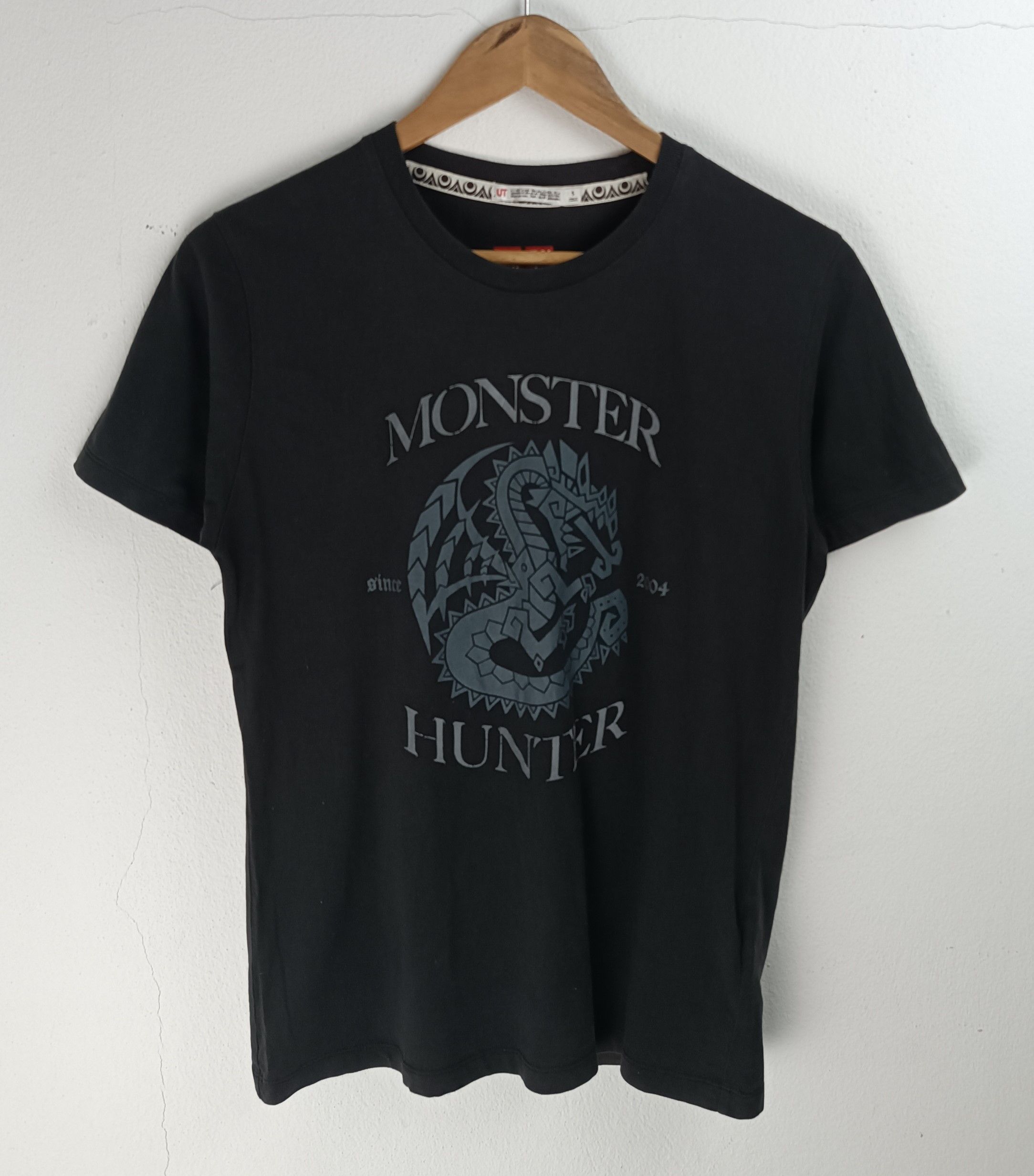 Anime VINTAGE MONSTER HUNTER GAME TEE final fantasy gta open world Size US S / EU 44-46 / 1 - 3 Thumbnail
