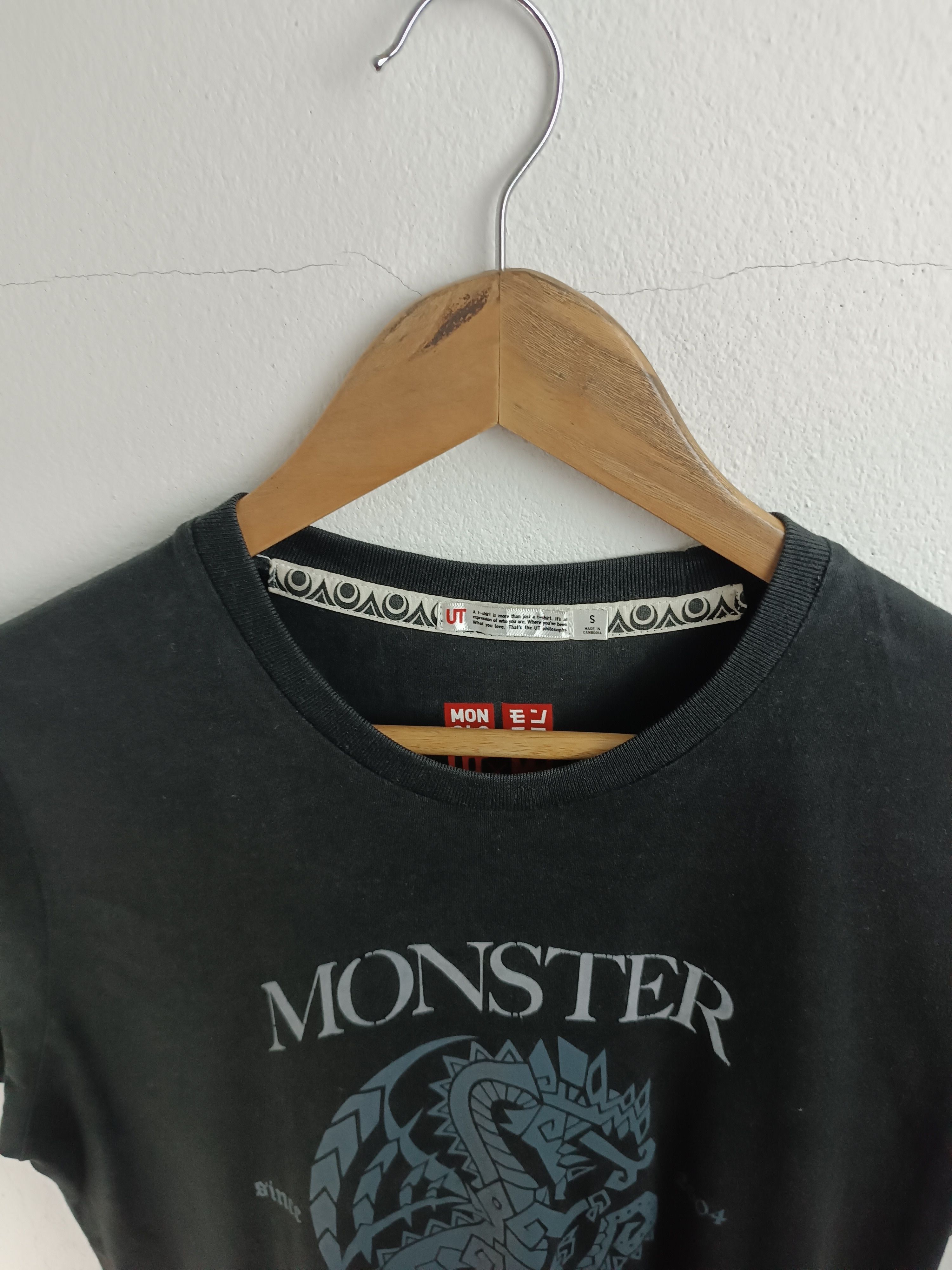 Anime VINTAGE MONSTER HUNTER GAME TEE final fantasy gta open world Size US S / EU 44-46 / 1 - 5 Thumbnail
