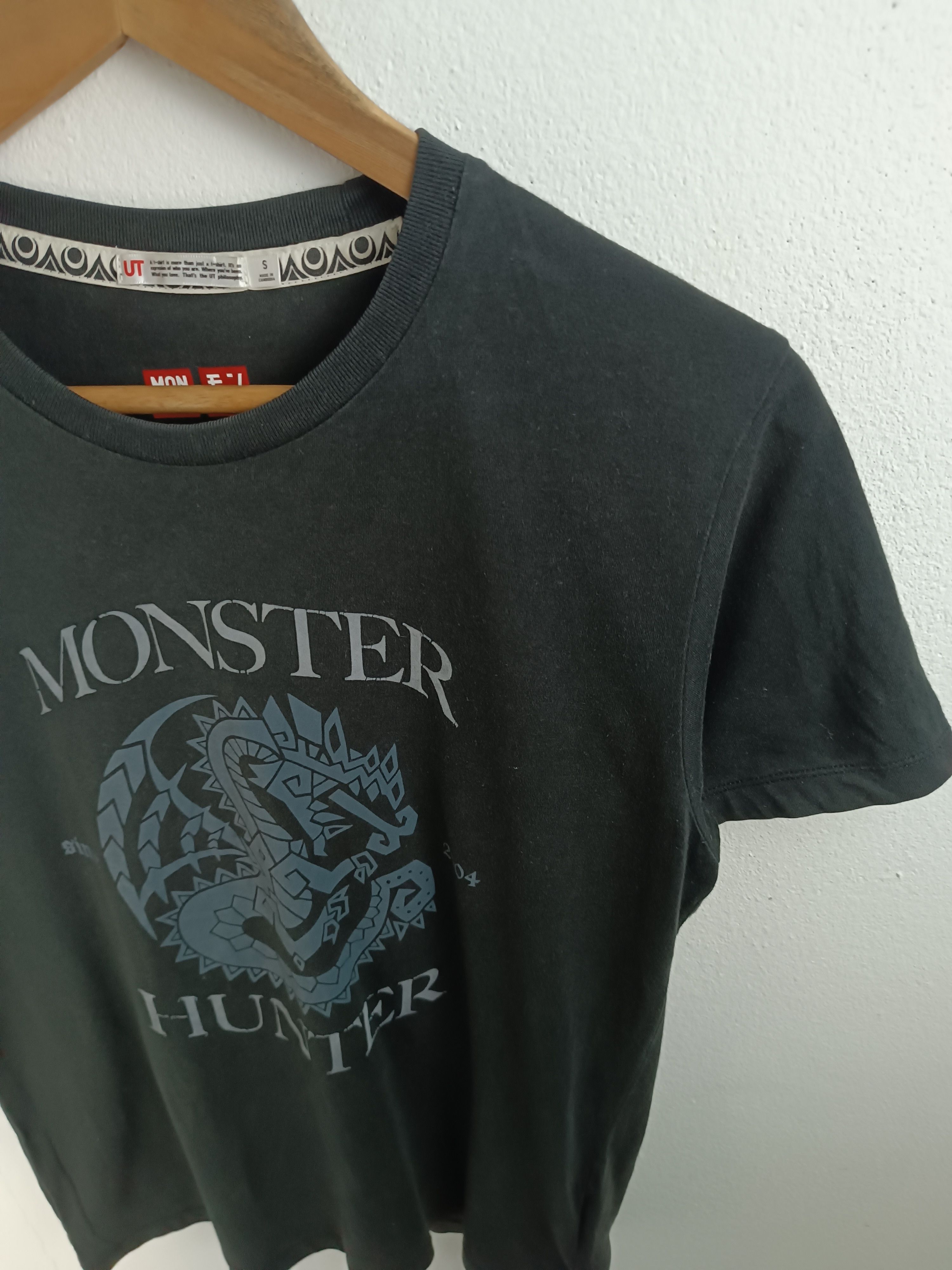Anime VINTAGE MONSTER HUNTER GAME TEE final fantasy gta open world Size US S / EU 44-46 / 1 - 6 Thumbnail