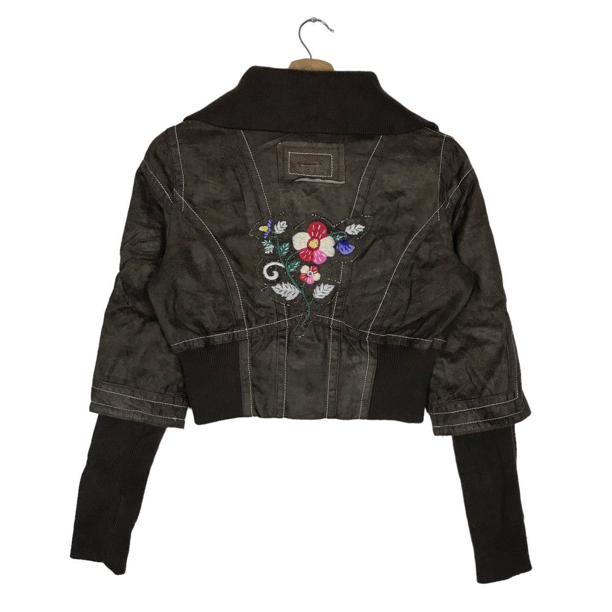 Vintage Seed 153 High Neck Embroidery Floral Crop Top