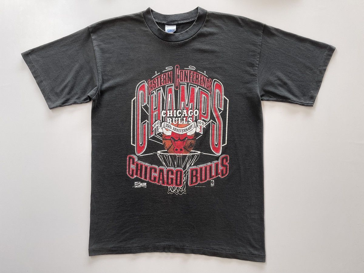 Vintage Vintage 1991 25th Anniversary Chicago Bulls Faded Shirt Size US L / EU 52-54 / 3 - 5 Thumbnail