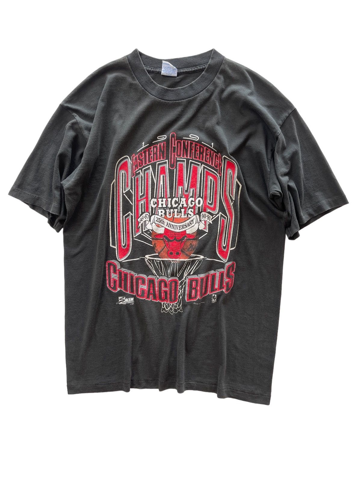 Vintage Vintage 1991 25th Anniversary Chicago Bulls Faded Shirt Size US L / EU 52-54 / 3 - 1 Thumbnail