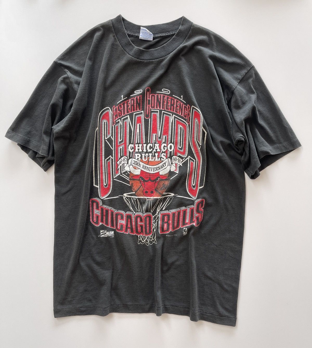 Vintage Vintage 1991 25th Anniversary Chicago Bulls Faded Shirt Size US L / EU 52-54 / 3 - 3 Thumbnail