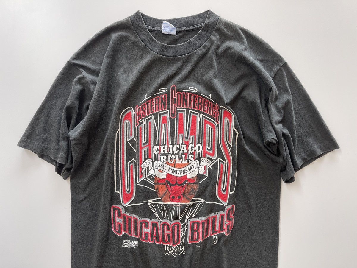 Vintage Vintage 1991 25th Anniversary Chicago Bulls Faded Shirt Size US L / EU 52-54 / 3 - 4 Thumbnail