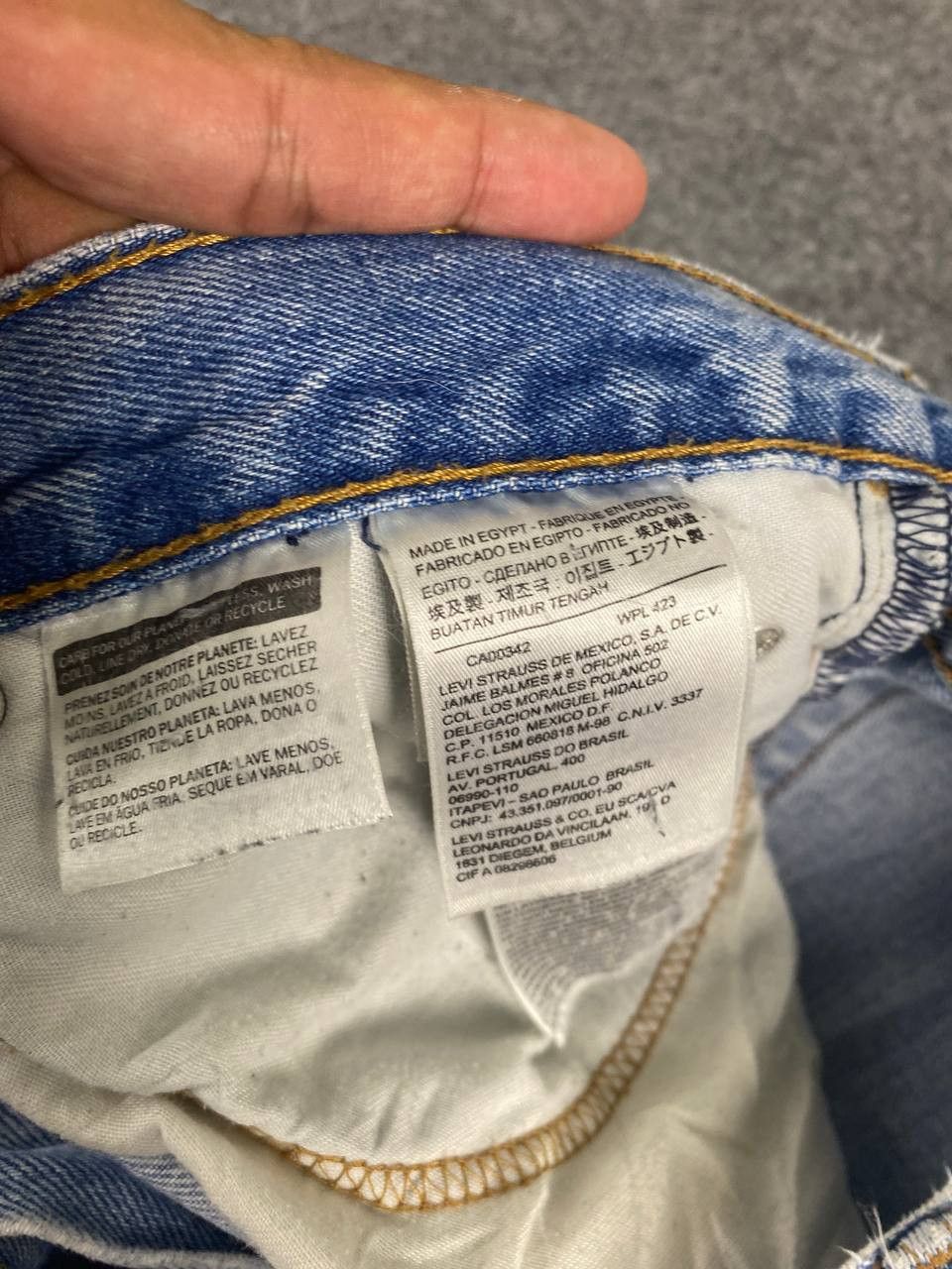 Levi's levis 550 relaxed fit lightwash denim Size US 35 - 12 Thumbnail