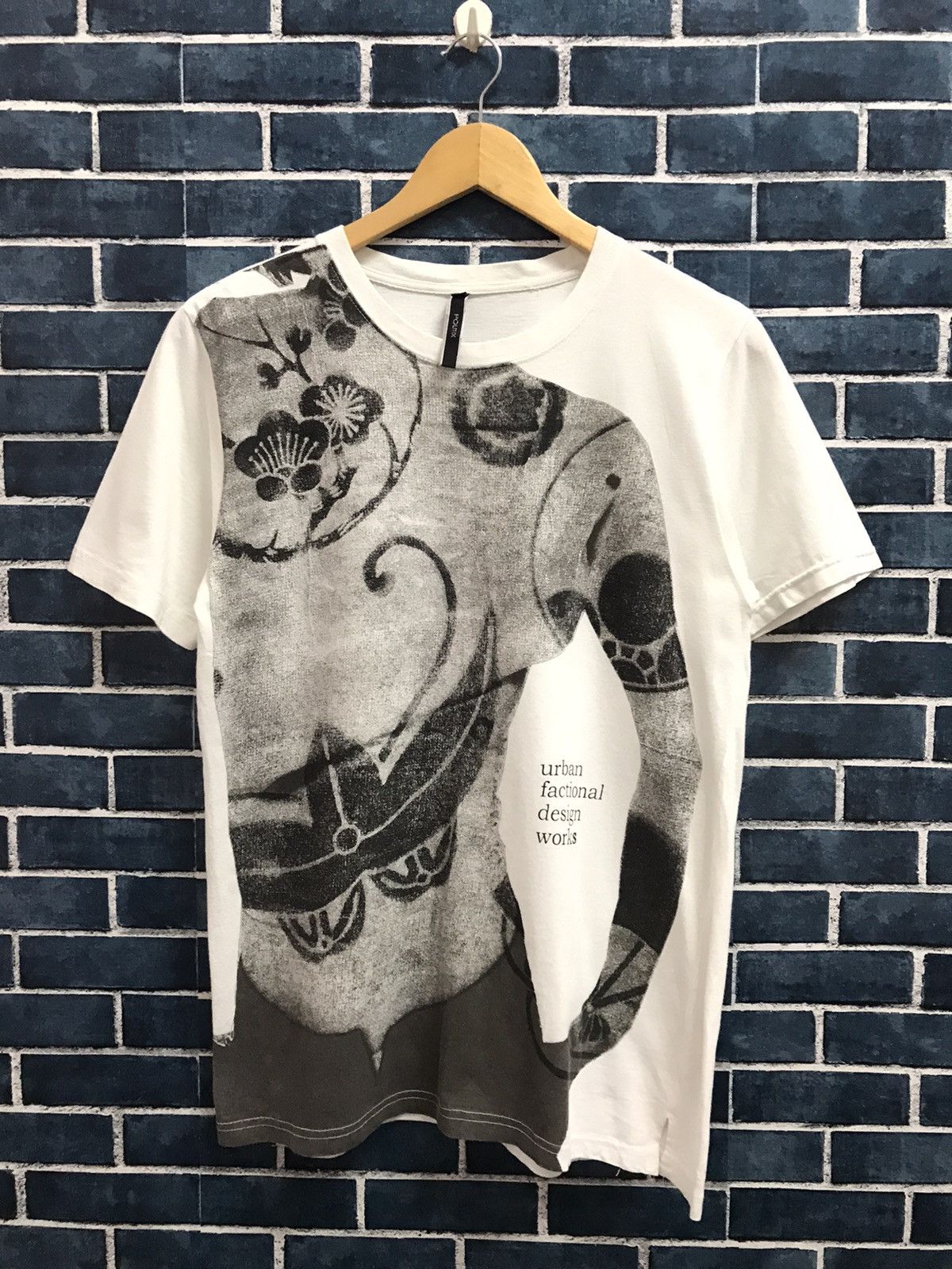 Japanese Brand Politix Japan Urban Factional Design Works Art tee Size US M / EU 48-50 / 2 - 1 Thumbnail