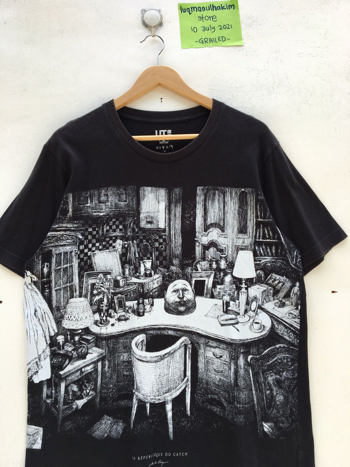 Uniqlo Uniqlo X Nicolas de Crecy La Republique Du Catch Tshirt Size US XL / EU 56 / 4 - 1 Thumbnail