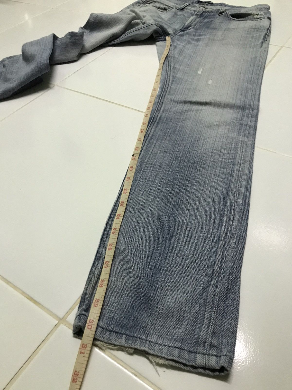 Burberry 32x30 Burberry light wash denim jeans Size 32" / US 10 / IT 46 - 11 Thumbnail
