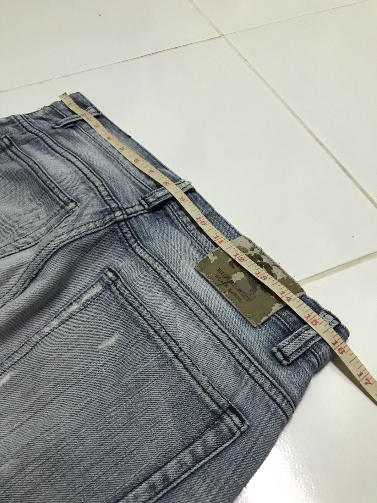 Burberry 32x30 Burberry light wash denim jeans Size 32" / US 10 / IT 46 - 8 Thumbnail