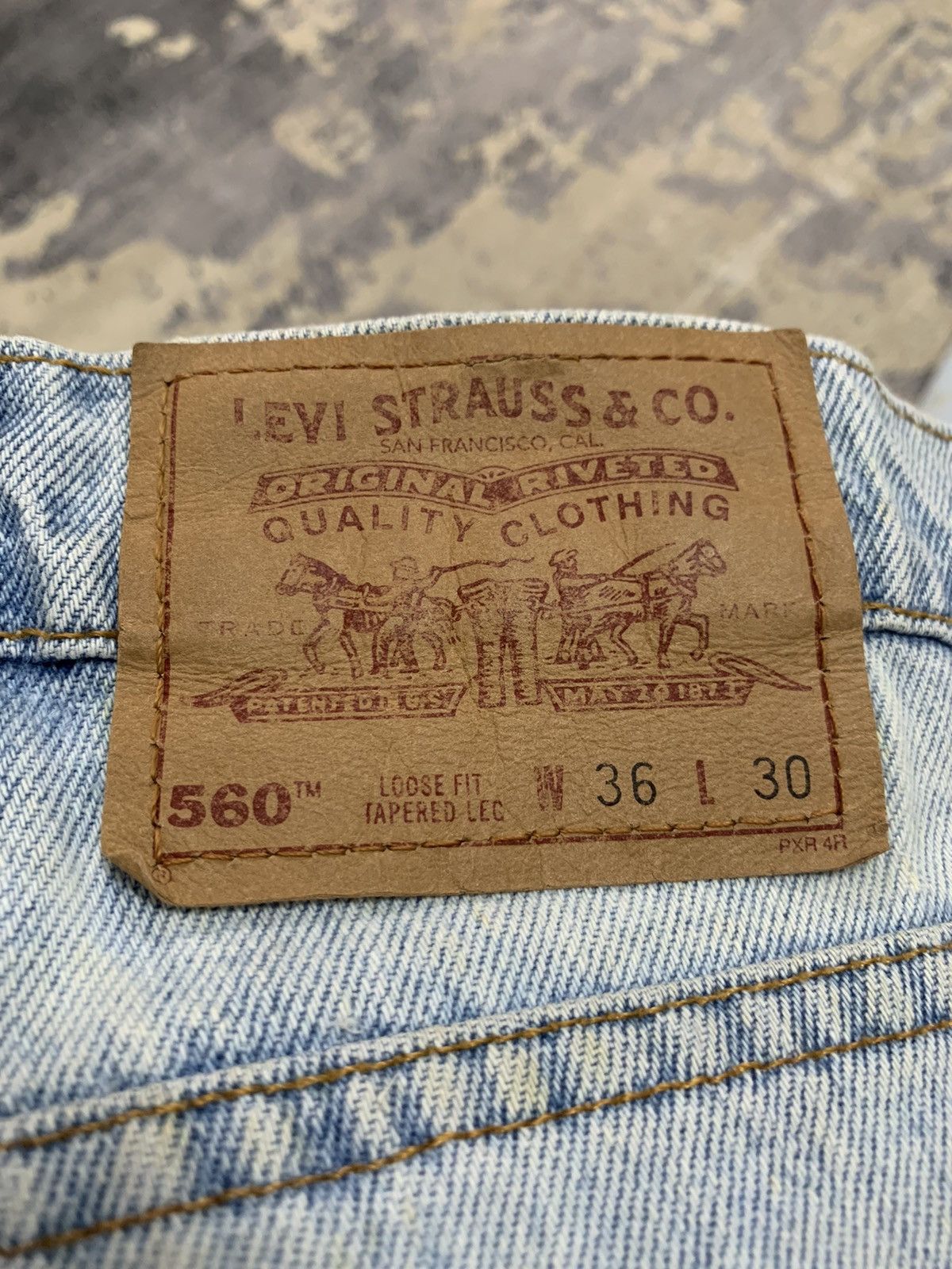 Levi's VTG 90s Levi's 560 Loose Fit Tapered Leg Jeans Made In USA Size US 35 - 15 Thumbnail