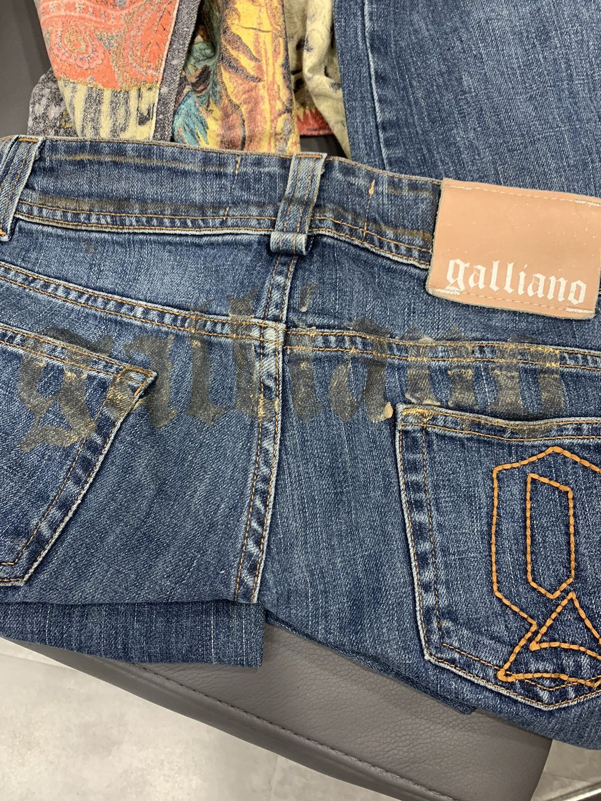 John Galliano John Galliano Jeans Logo Denim Blue Printed Gold Pants Size 28" / US 6 / IT 42 - 4 Thumbnail