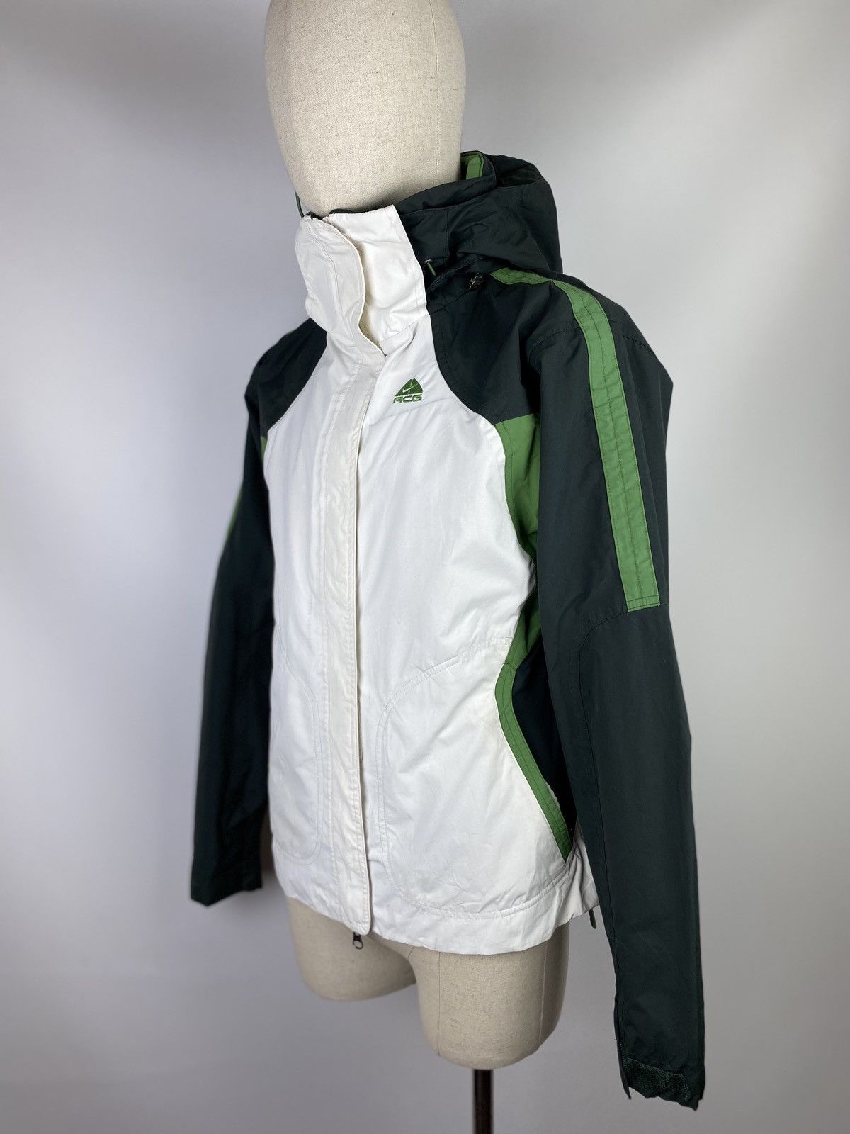 VTG Nike Acg ladies hooded outdoor ski jacket size M
