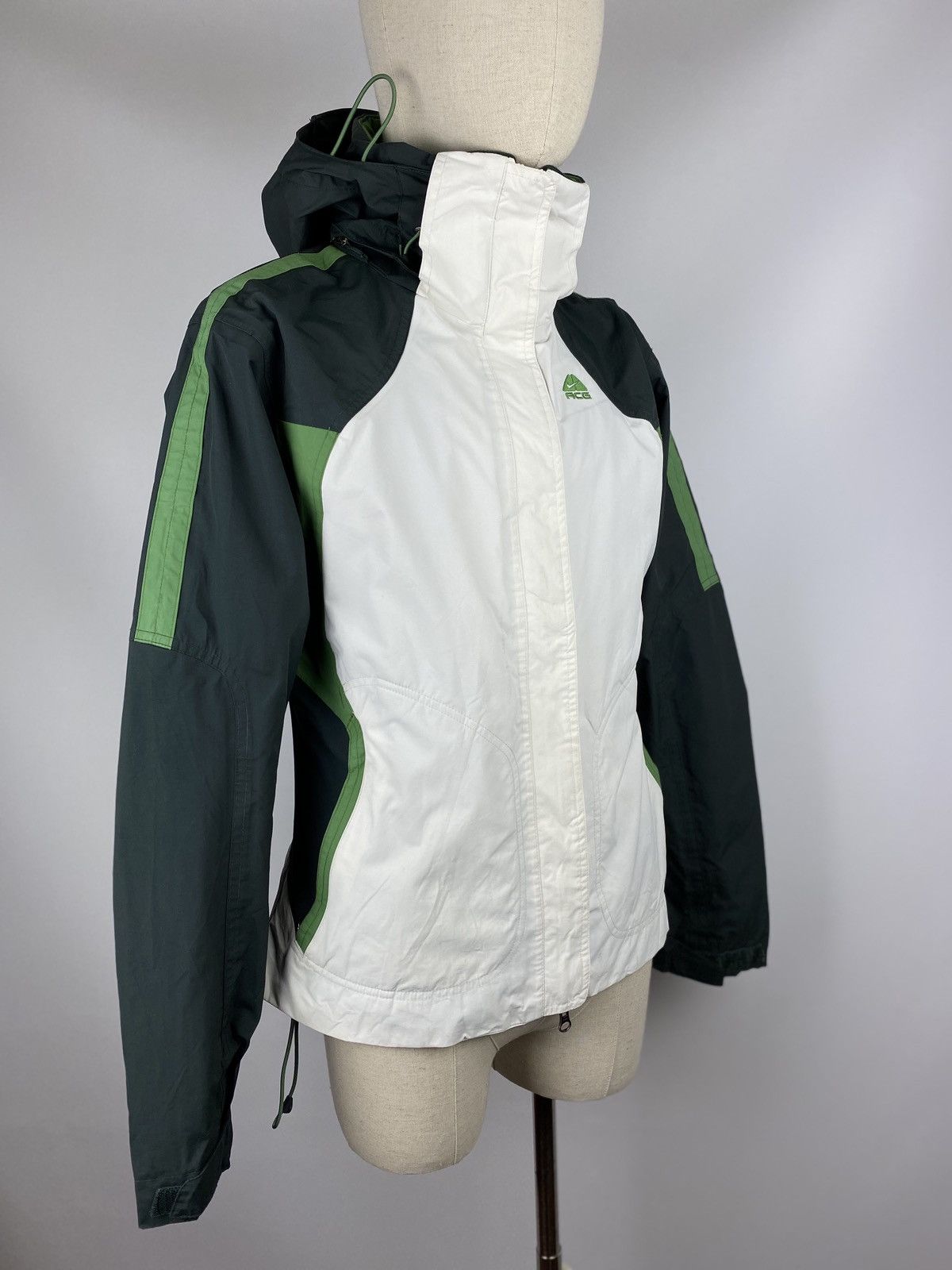 VTG Nike Acg ladies hooded outdoor ski jacket size M
