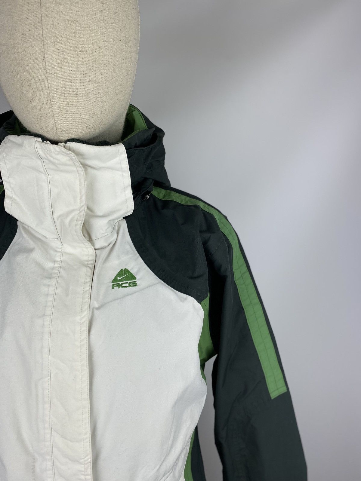 VTG Nike Acg ladies hooded outdoor ski jacket size M