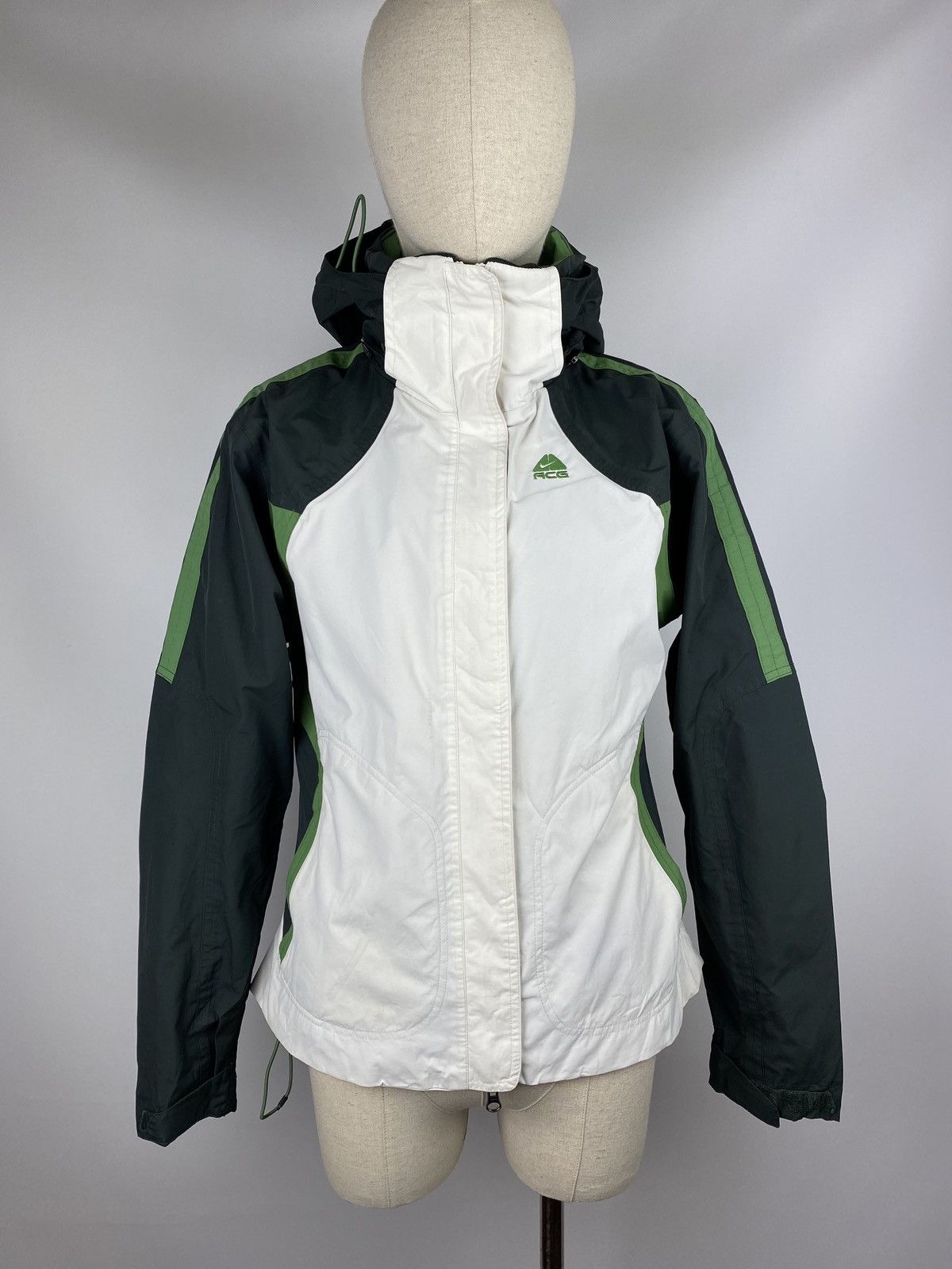 VTG Nike Acg ladies hooded outdoor ski jacket size M