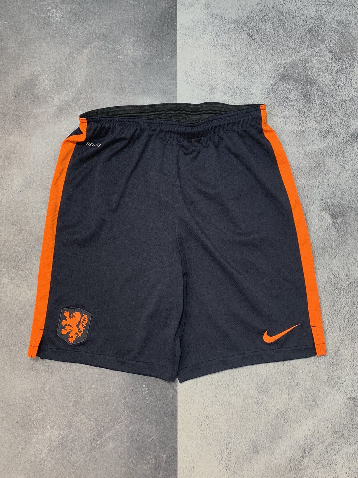 Nike Vintage Nike shorts swoosh streetwear Y2K style size M Size US 32 / EU 48 - 1 Thumbnail