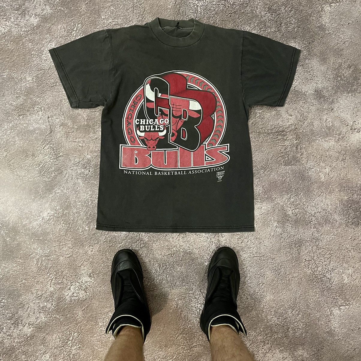 Vintage Vintage 90s Chicago Bulls Graphic Tee Streetwear Faded M Size US M / EU 48-50 / 2 - 1 Thumbnail