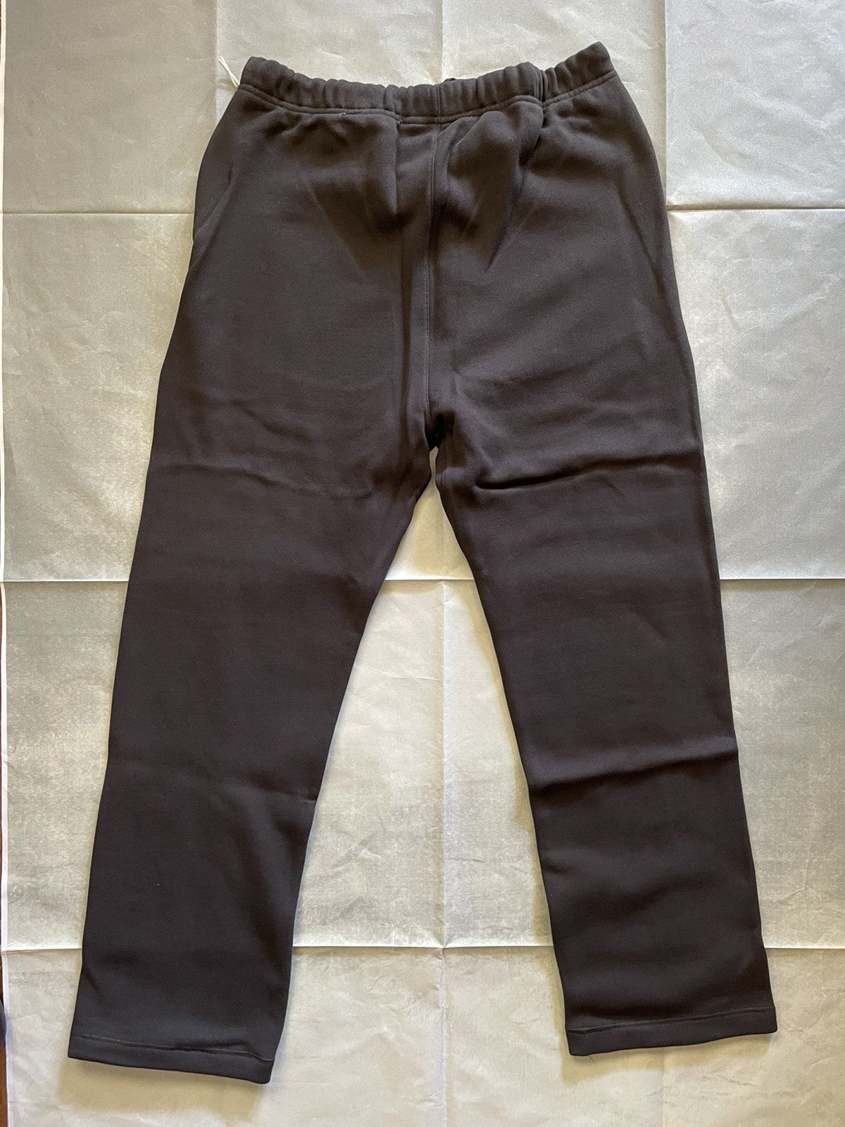 FOG Fear Of God Essentials 1977 Relaxed Fit Sweatpants Iron (S) Size US 30 / EU 46 - 2 Thumbnail