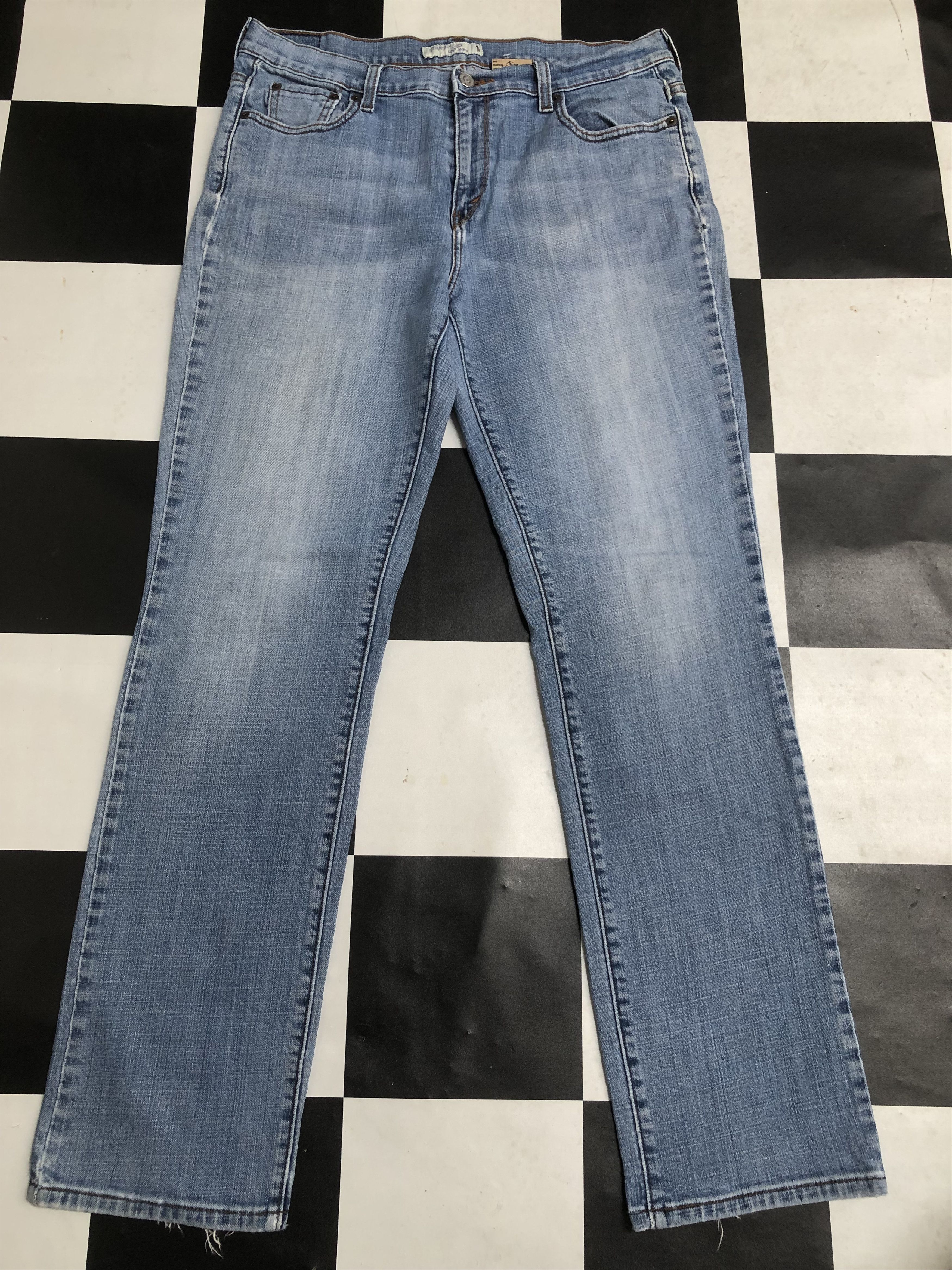 image of Levis 505 Straight Leg Denim Jeans Women L454 in Blue (Size 33)