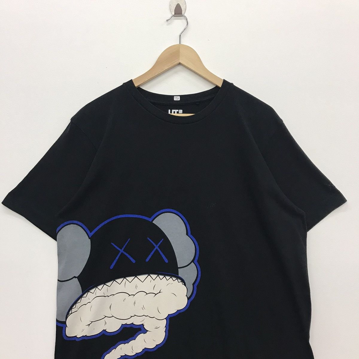 Kaws × Uniqlo Rare!! Uniqlo x Kaws Big Print Size US XL / EU 56 / 4 - 2 Thumbnail