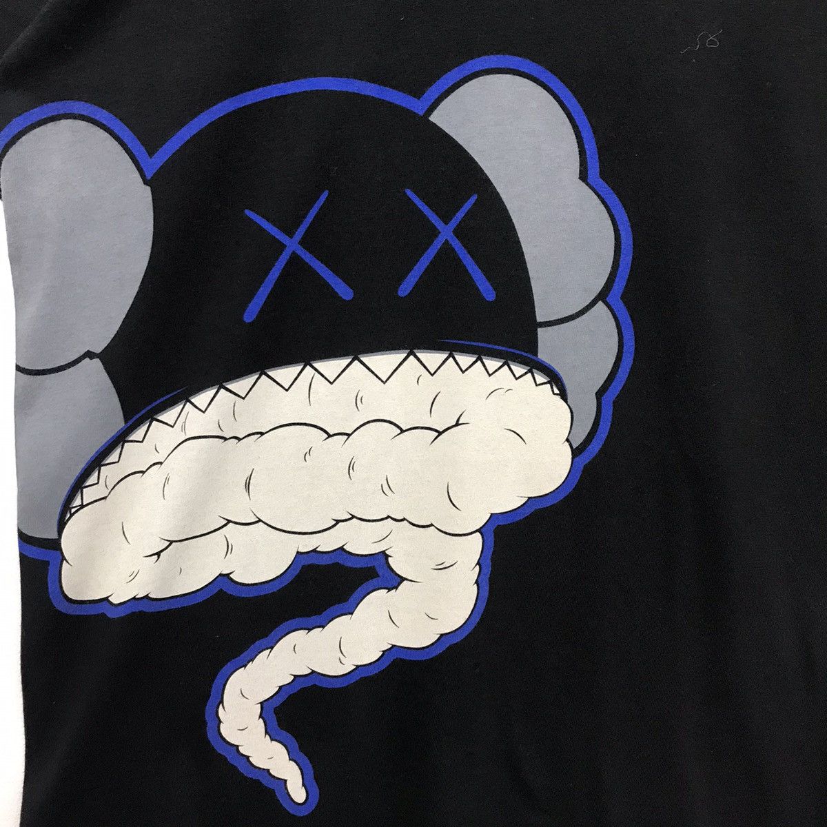 Kaws × Uniqlo Rare!! Uniqlo x Kaws Big Print Size US XL / EU 56 / 4 - 7 Thumbnail