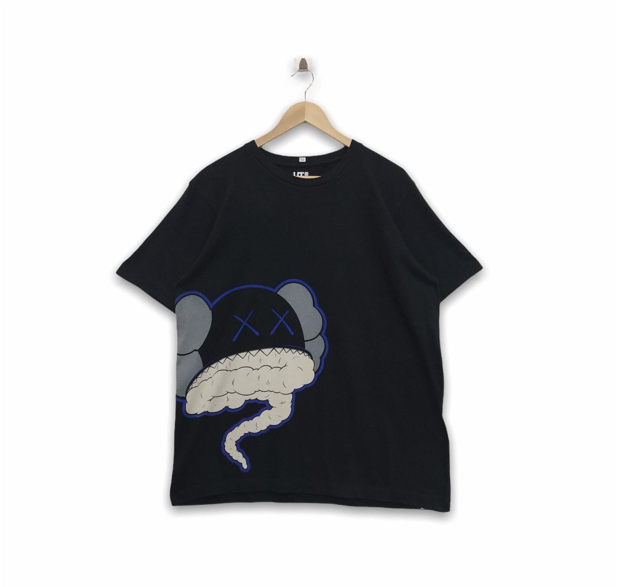 Kaws × Uniqlo Rare!! Uniqlo x Kaws Big Print Size US XL / EU 56 / 4 - 1 Thumbnail