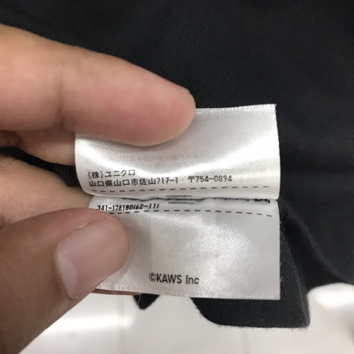 Kaws × Uniqlo Rare!! Uniqlo x Kaws Big Print Size US XL / EU 56 / 4 - 13 Thumbnail