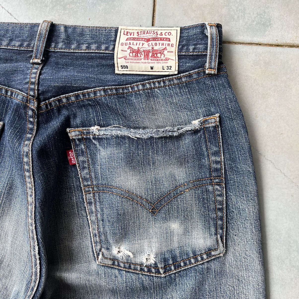 Levi's × Levi's Vintage Clothing Vintage Levis 559 Distressed Faded Blue Baggy Jeans Size US 34 / EU 50 - 4 Thumbnail
