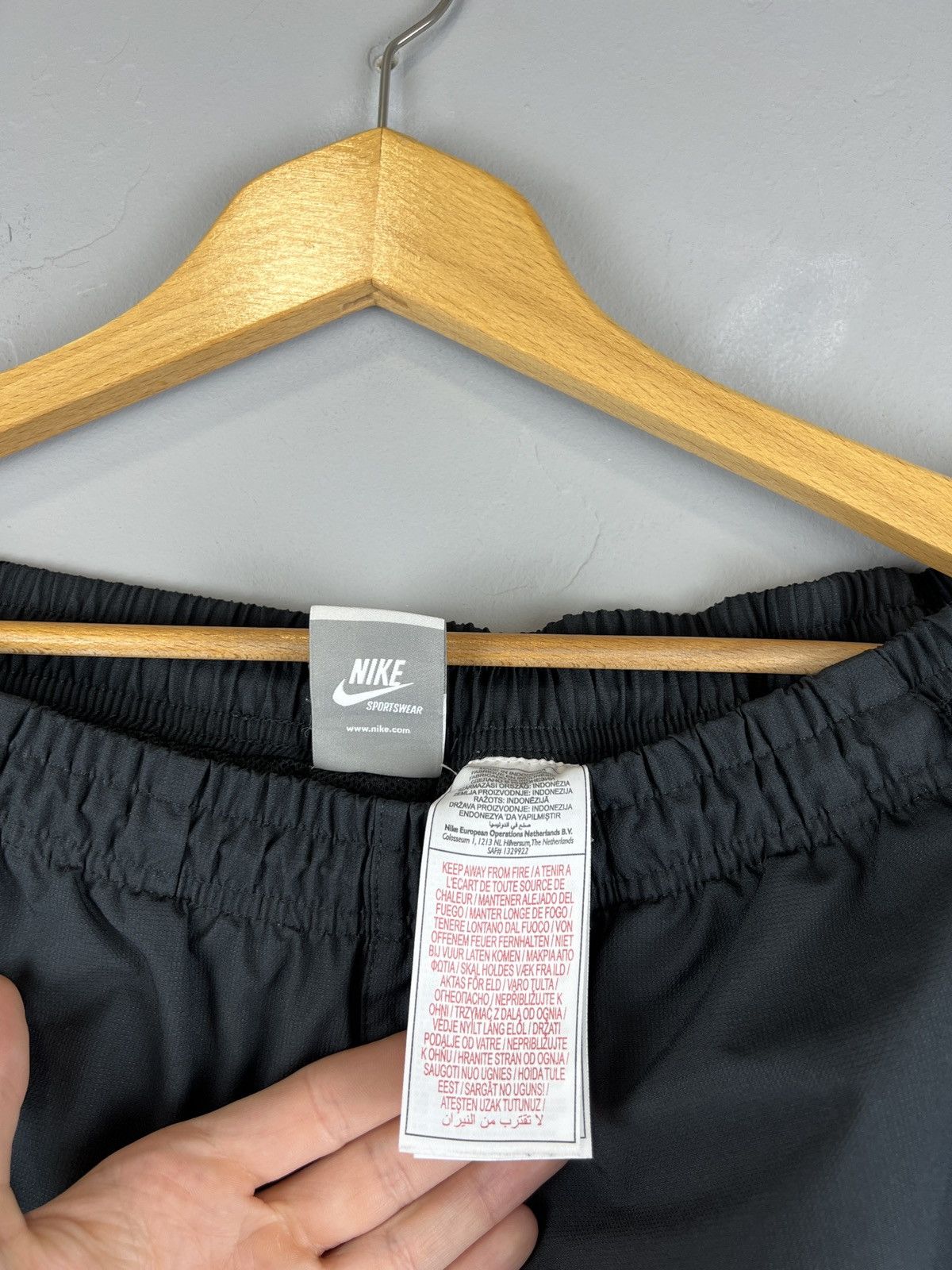 Vintage Vintage NIKE AIR nylon drill pants all black big logo y2k Size US 38 / EU 54 - 7 Thumbnail