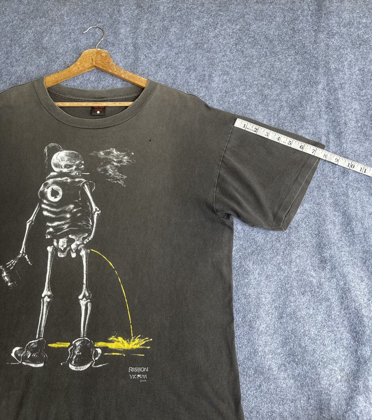 Fashion Victim Rare🔥SUN FADED🔥Vtg 90s FASHION VICTIM Pissing Skeleton Tee Size US XL / EU 56 / 4 - 14 Thumbnail