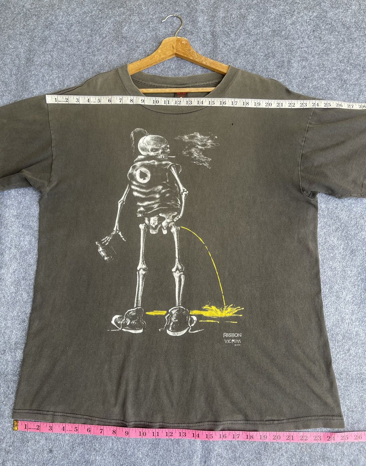 Fashion Victim Rare🔥SUN FADED🔥Vtg 90s FASHION VICTIM Pissing Skeleton Tee Size US XL / EU 56 / 4 - 13 Thumbnail