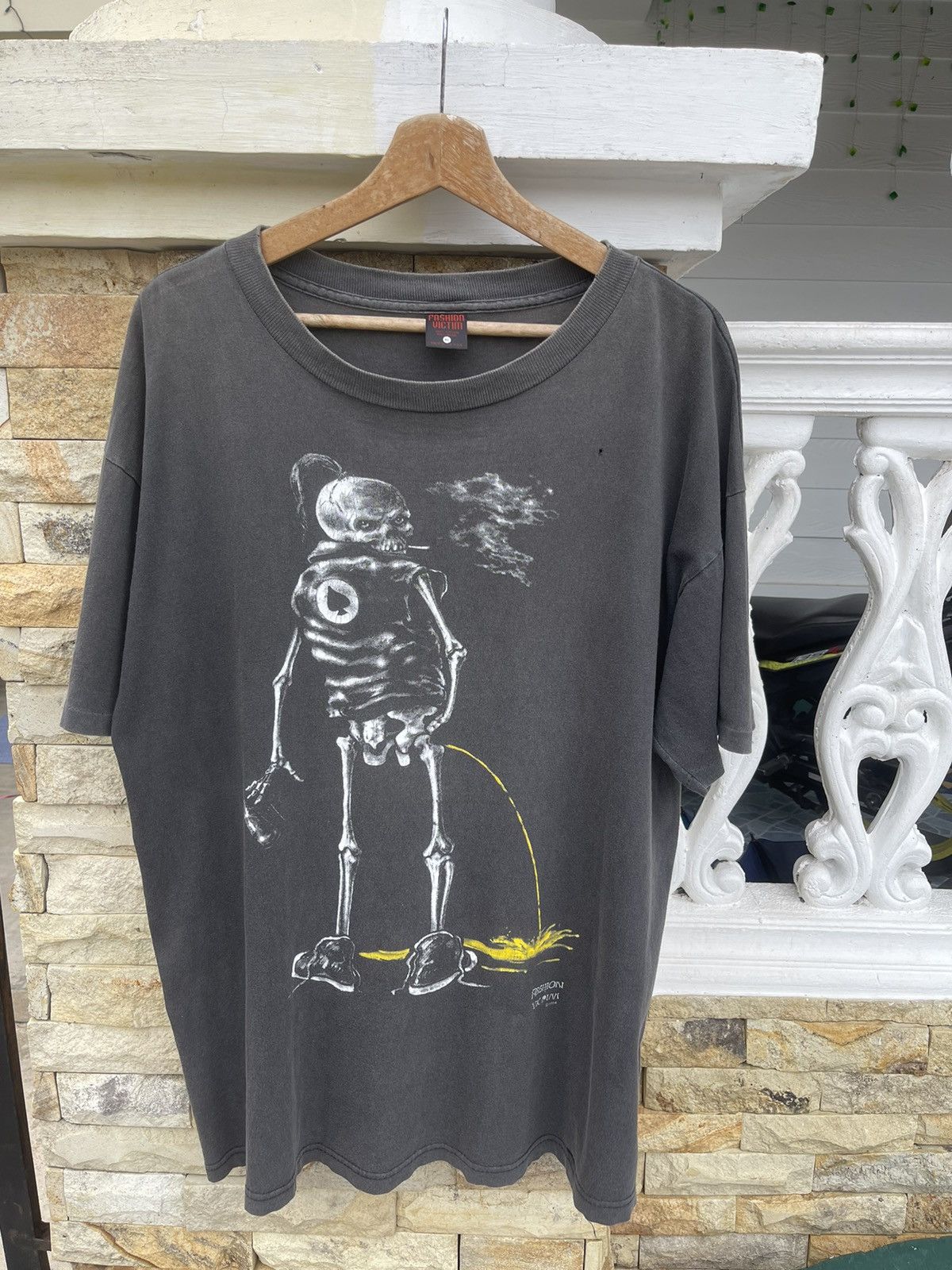 Fashion Victim Rare🔥SUN FADED🔥Vtg 90s FASHION VICTIM Pissing Skeleton Tee Size US XL / EU 56 / 4 - 1 Thumbnail