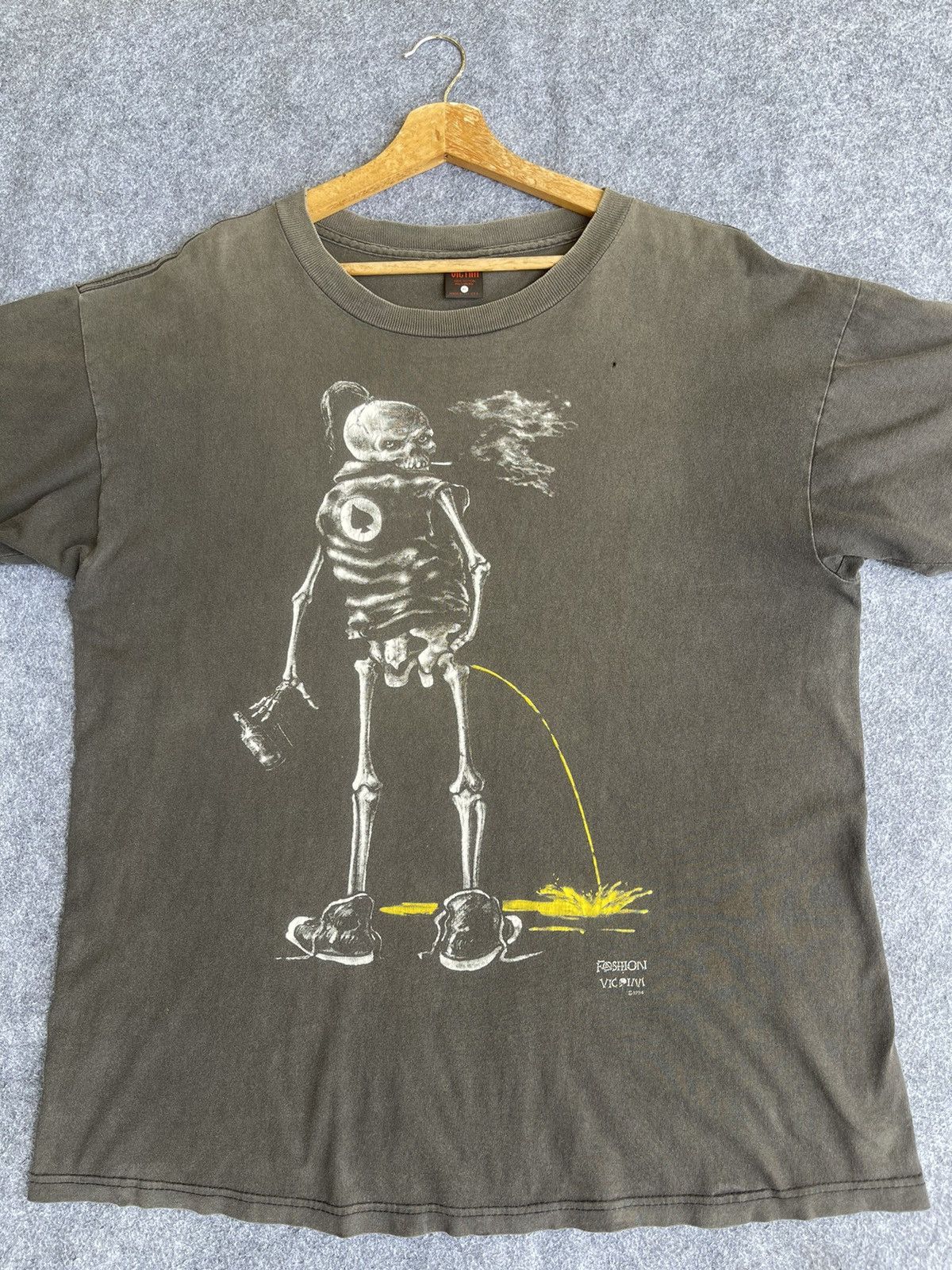 Fashion Victim Rare🔥SUN FADED🔥Vtg 90s FASHION VICTIM Pissing Skeleton Tee Size US XL / EU 56 / 4 - 10 Thumbnail