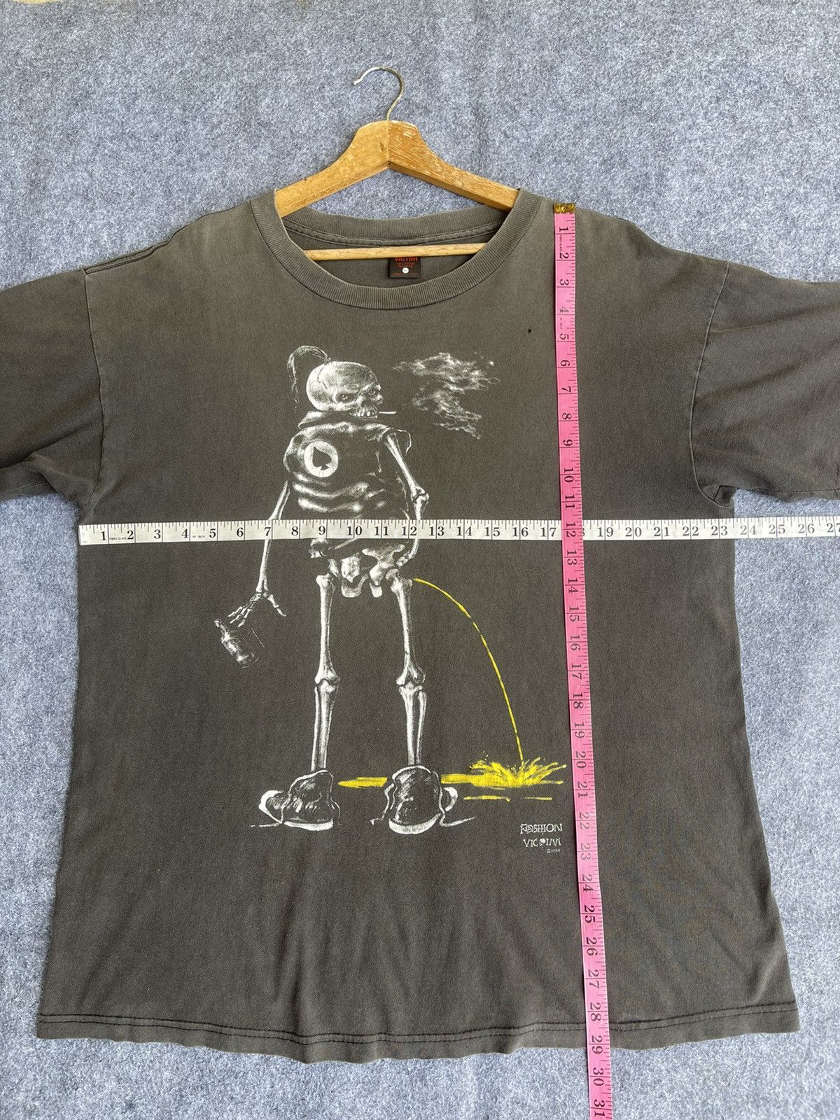 Fashion Victim Rare🔥SUN FADED🔥Vtg 90s FASHION VICTIM Pissing Skeleton Tee Size US XL / EU 56 / 4 - 12 Thumbnail