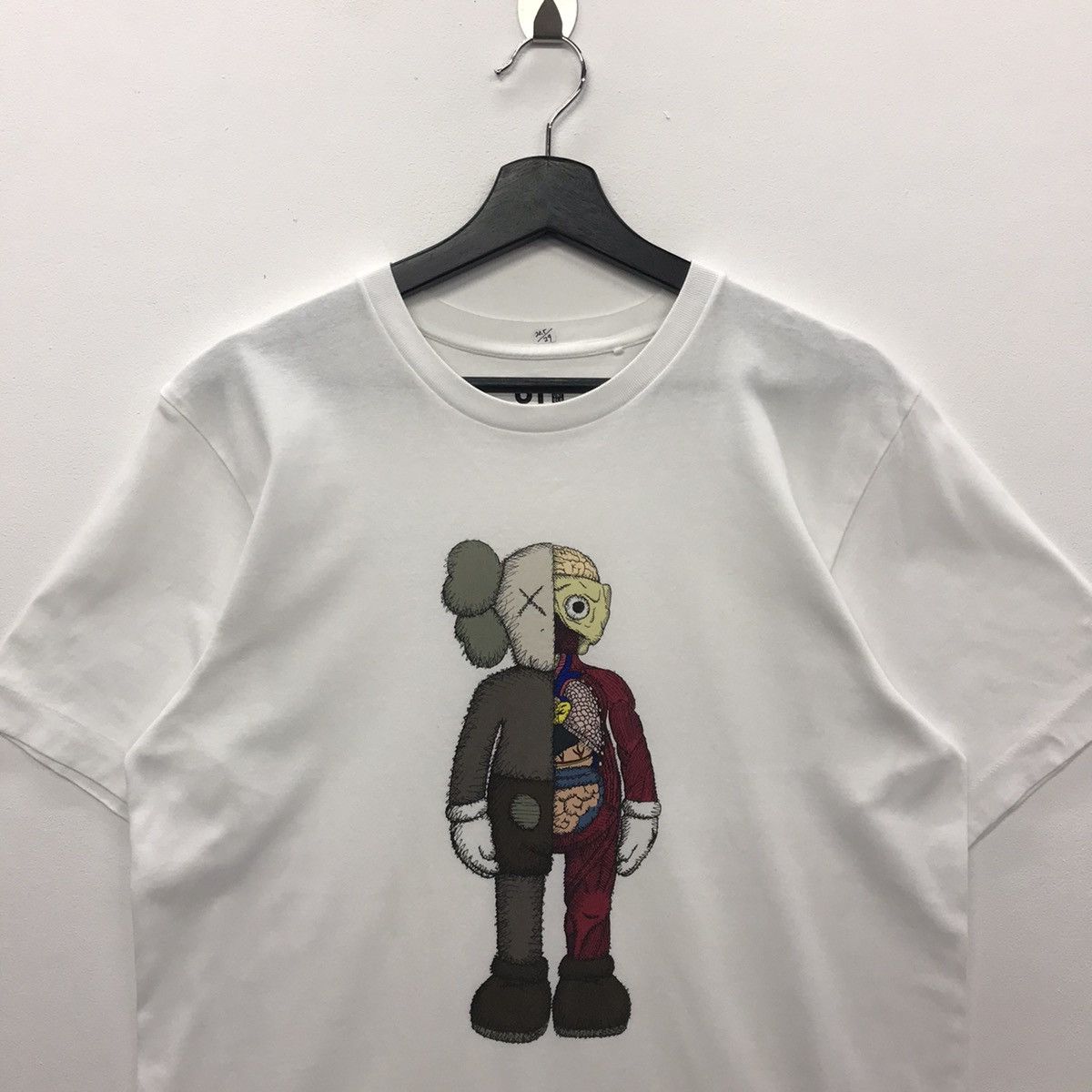 Designer × Kaws × Uniqlo Rare!! Uniqlo x KAWS Flayed Graphic Tee Size US L / EU 52-54 / 3 - 2 Thumbnail