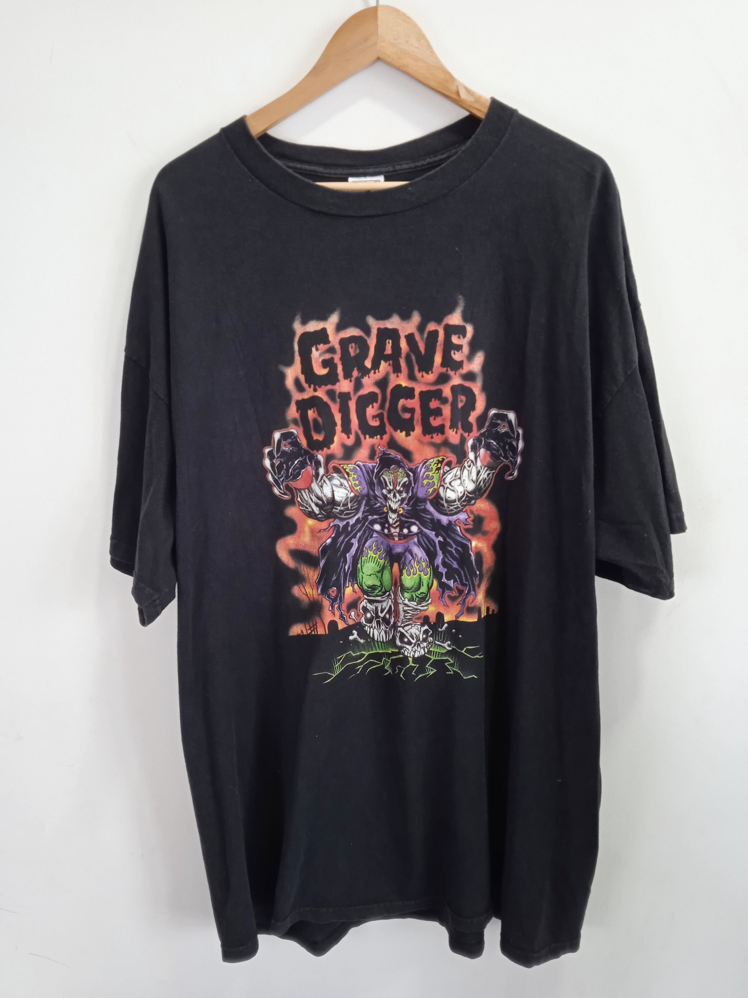 image of Vintage 2000S Grave Digger 2002 T-Shirt in Black, Men's (Size 2XL)