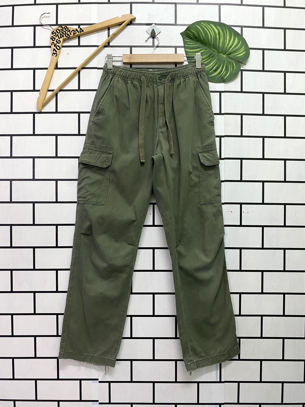 image of Converse 26 To 29 Multipocket Cargo Distressed Pants in Green, Men's