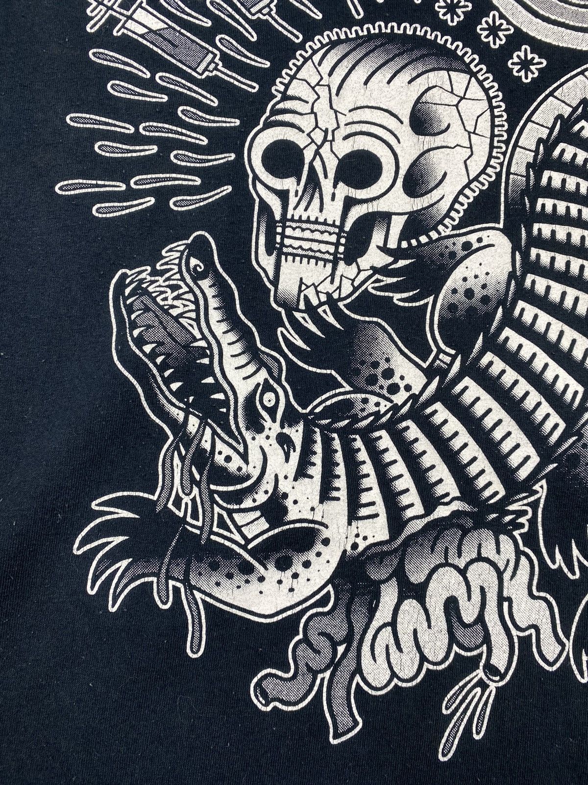 Vintage Vintage Art Graphic Skulls Tee Like Drugs Y2K T Shirt Size US XL / EU 56 / 4 - 8 Thumbnail