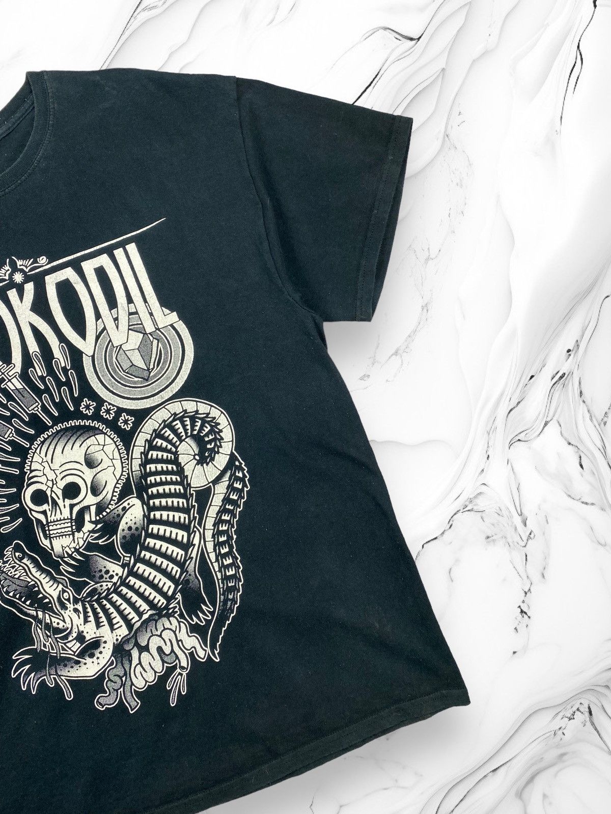 Vintage Vintage Art Graphic Skulls Tee Like Drugs Y2K T Shirt Size US XL / EU 56 / 4 - 3 Thumbnail