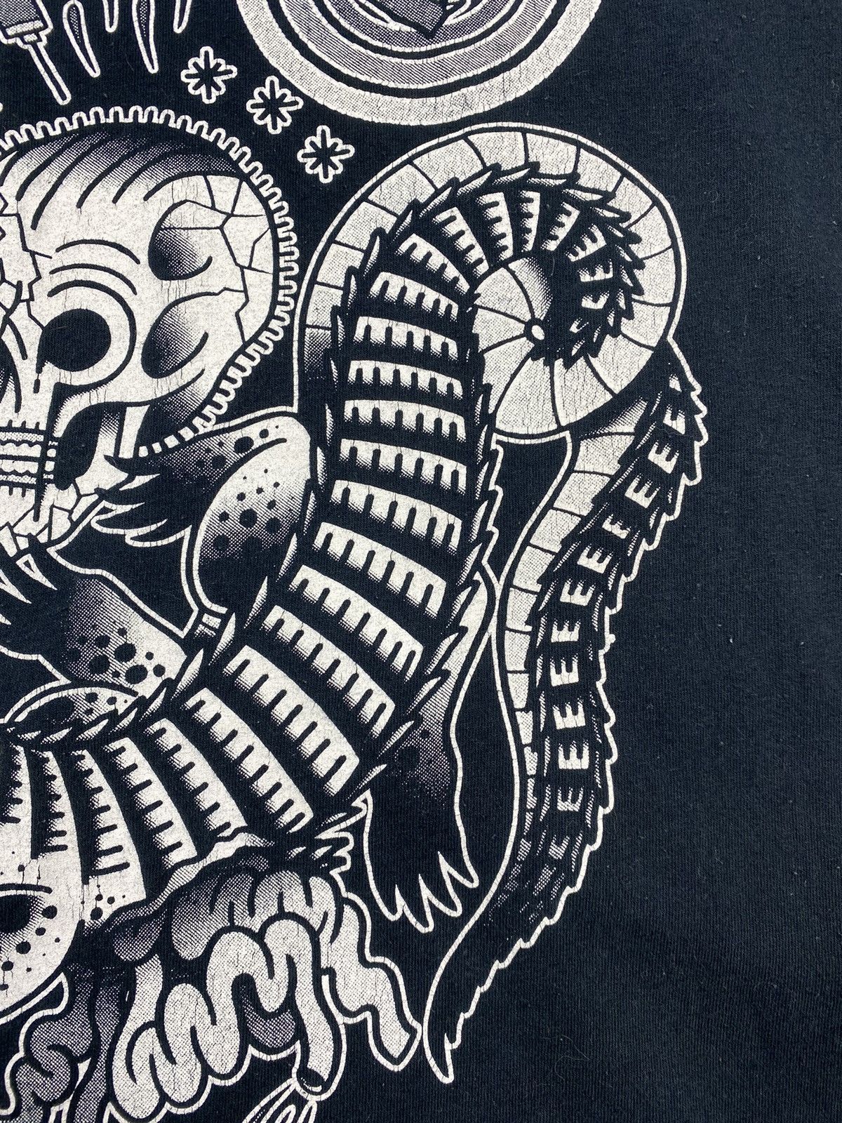 Vintage Vintage Art Graphic Skulls Tee Like Drugs Y2K T Shirt Size US XL / EU 56 / 4 - 9 Thumbnail