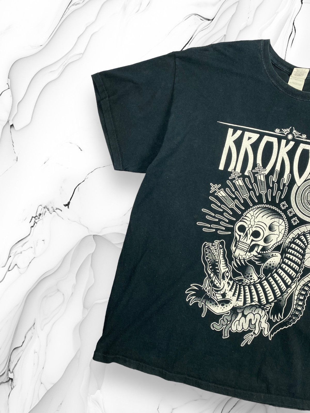 Vintage Vintage Art Graphic Skulls Tee Like Drugs Y2K T Shirt Size US XL / EU 56 / 4 - 2 Thumbnail