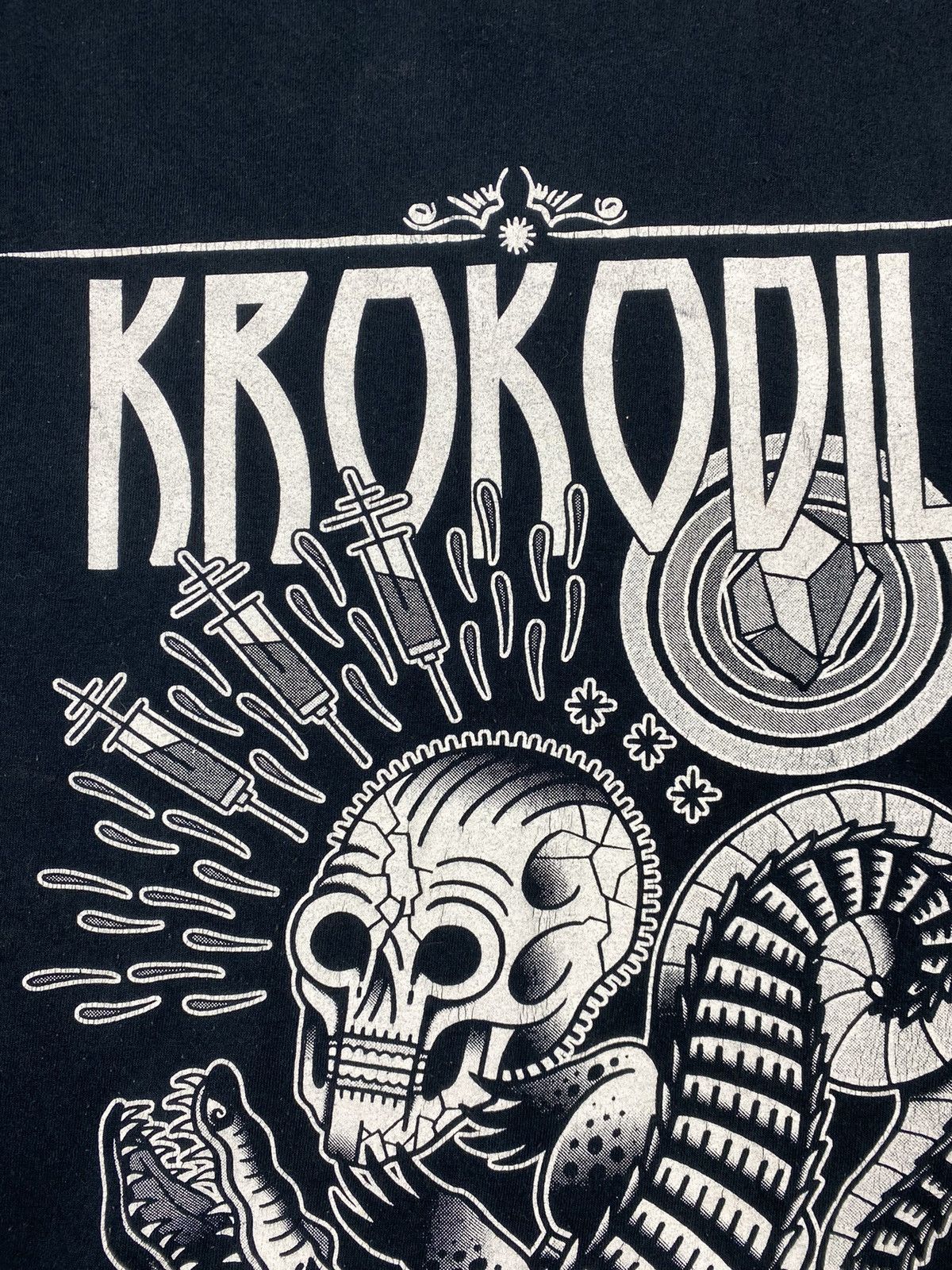 Vintage Vintage Art Graphic Skulls Tee Like Drugs Y2K T Shirt Size US XL / EU 56 / 4 - 5 Thumbnail