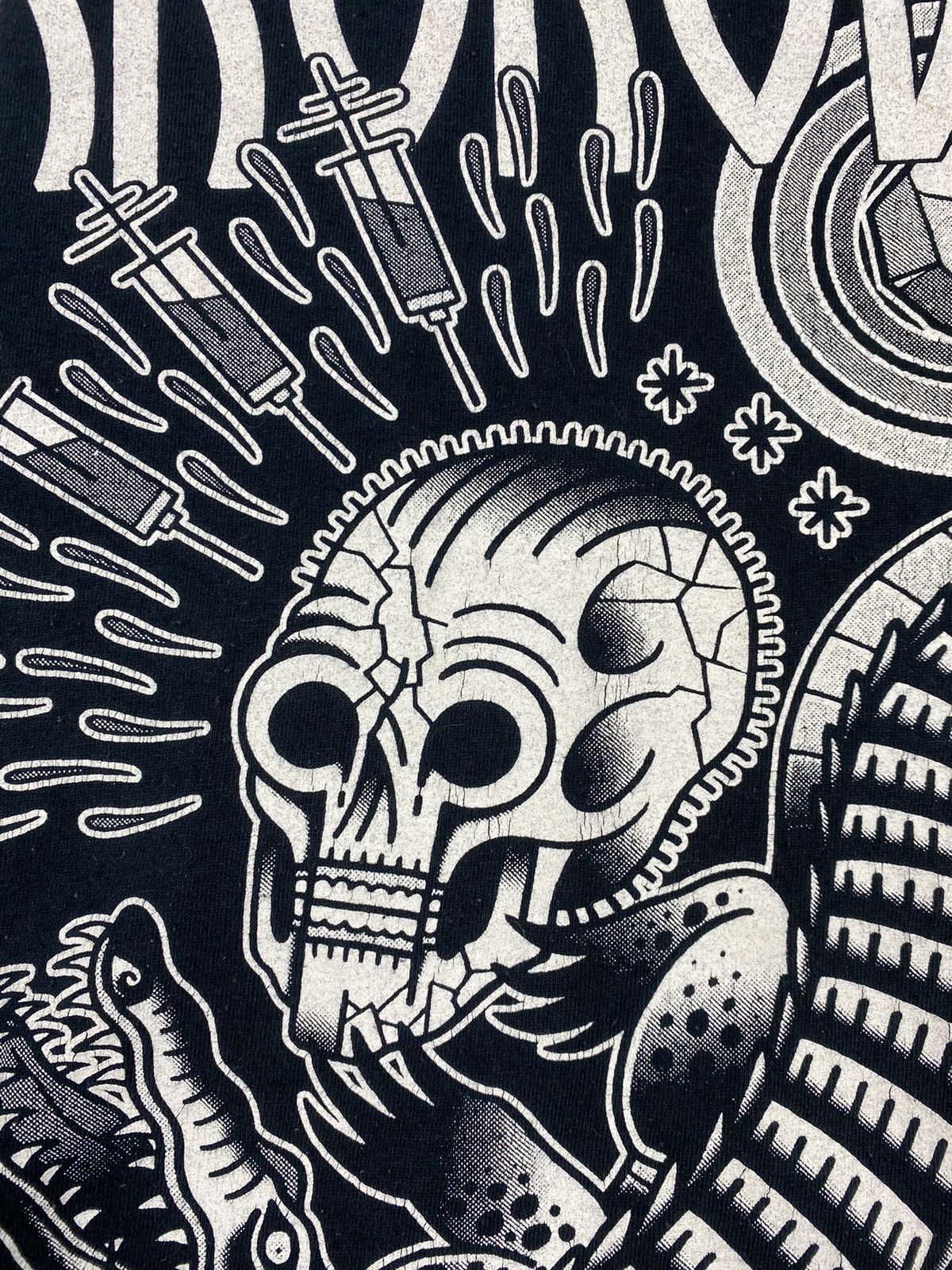 Vintage Vintage Art Graphic Skulls Tee Like Drugs Y2K T Shirt Size US XL / EU 56 / 4 - 7 Thumbnail