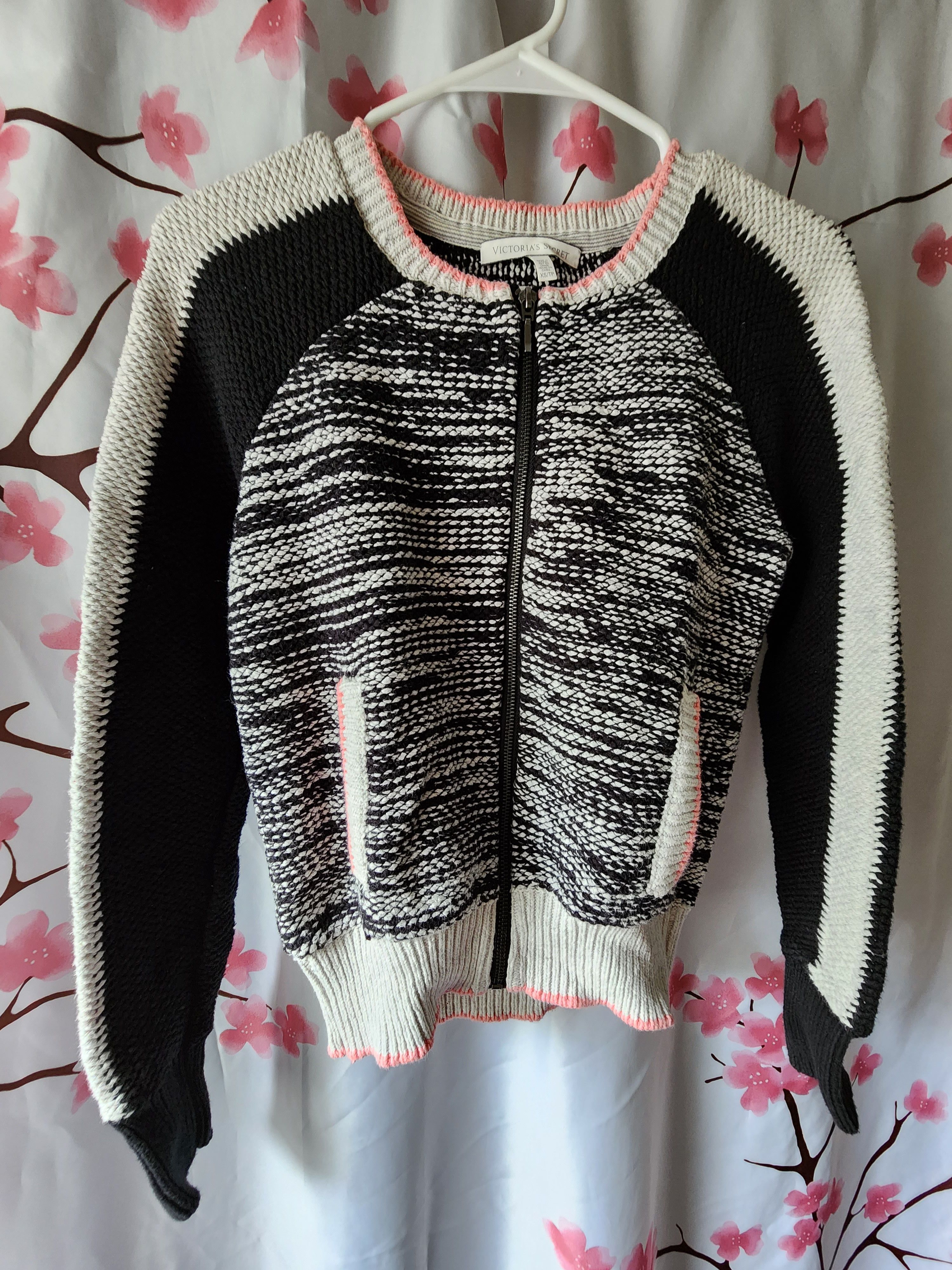 Victoria's Secret Victoria's Secret Black White Zip Up Bomber Sweater Size XS Size XS / US 0-2 / IT 36-38 - 1 Thumbnail