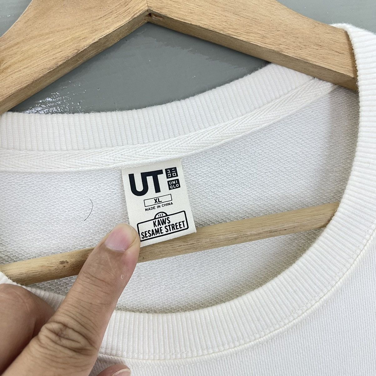 Japanese Brand × Kaws × Uniqlo Uniqlo X Kaws Crewneck Sweatshirt Size M Size US M / EU 48-50 / 2 - 9 Thumbnail