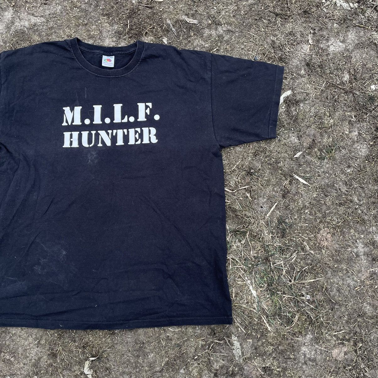 Vintage Vintage Y2K MILF Hunter Graphic Tee Streetwear Navy Baggy XL Size US XL / EU 56 / 4 - 2 Thumbnail