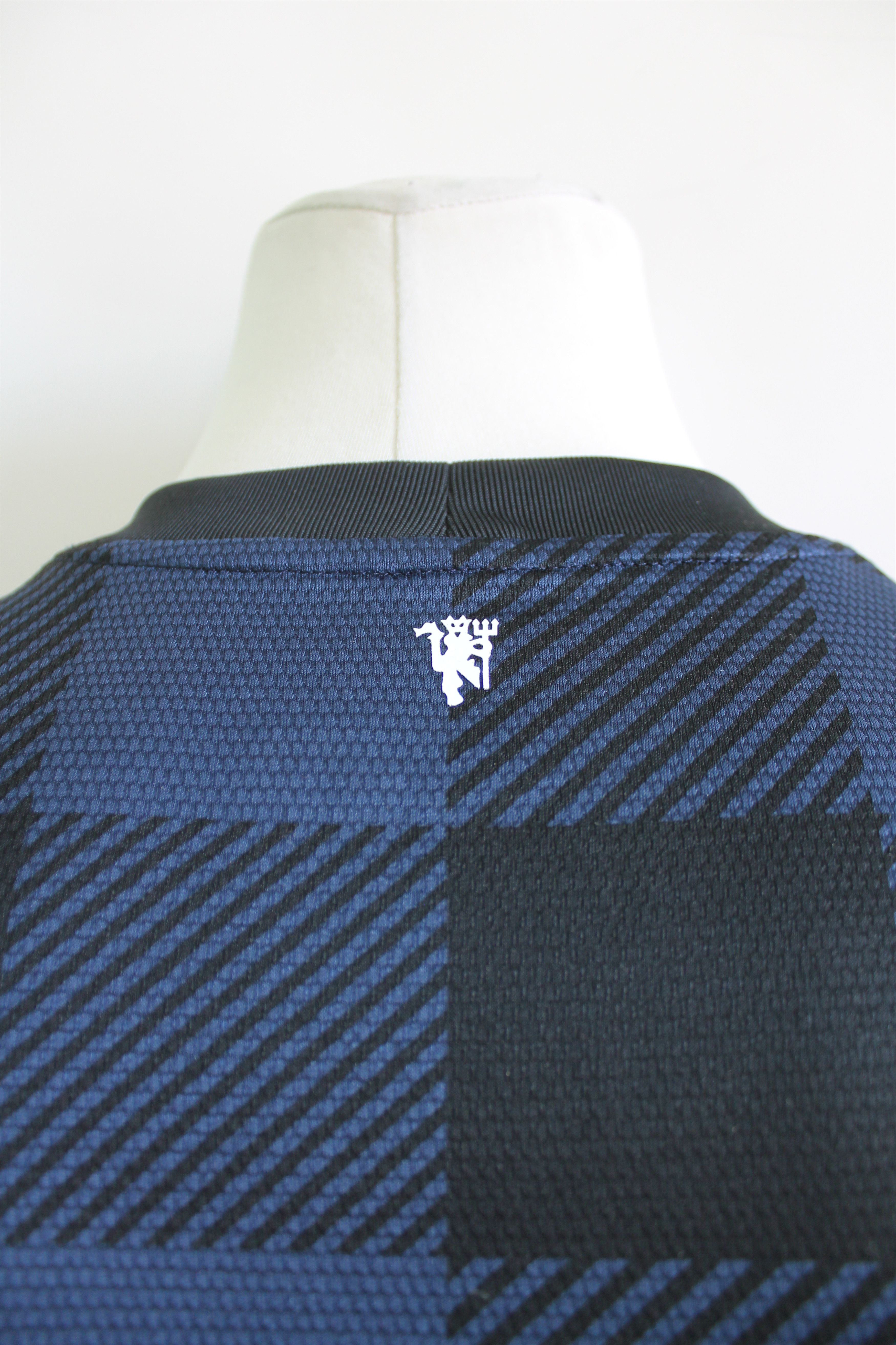 Nike 2013 / 14 NIKE MU Manchester United away soccer jersey Size US S / EU 44-46 / 1 - 15 Thumbnail